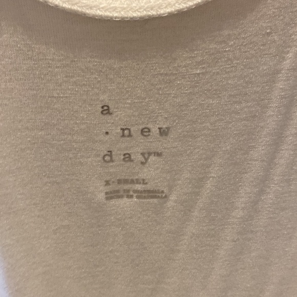 Loose white xs tank - Picture 2 of 3